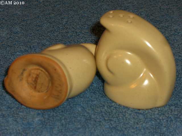 Snail shakers glazed ivory